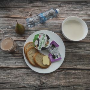 Zdjęcie przedstawia Dietę podstawową:  Płatki pszenne na mleku Chleb mieszany pszenno-żytni Masło extra Dżem Serek wiejski ziarnisty Kakao Gruszka Woda mineralna